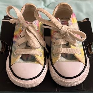 Converse Baby Shoes Size 4💛
